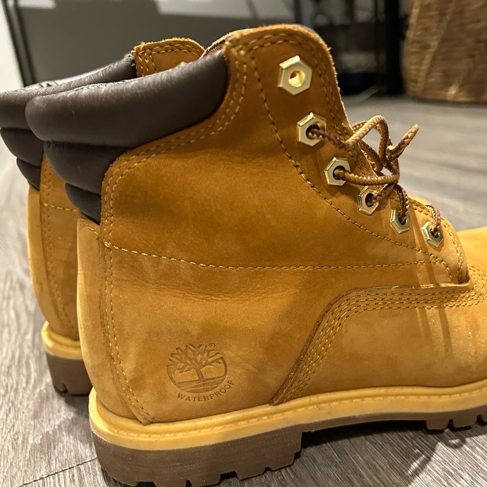 Timberland waterproof boots women’s size 7